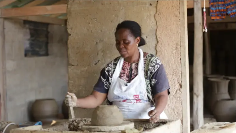 Clay Pots Along Accra-Aflao Highway Reveal 25-Year Pottery Business In Ghana
